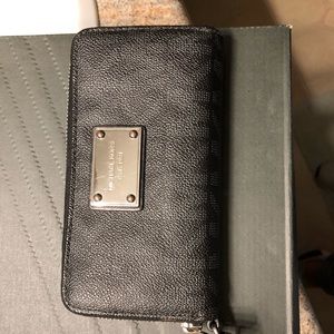Michael kors zip around wristlet